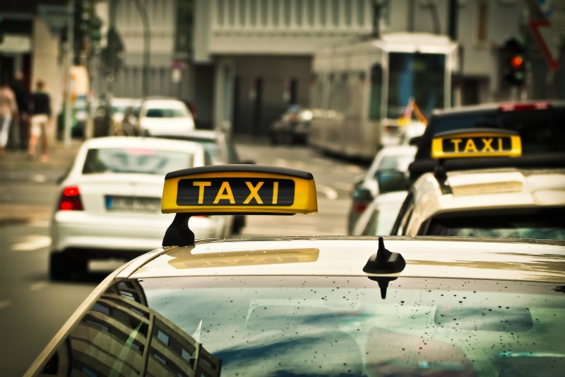 taxis-RAMATUELLE-min_road-traffic-car-glass-driving-city-583084-pxhere.com