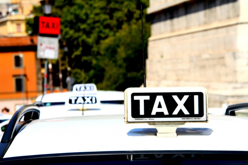 taxis-RAMATUELLE-min_taxi_auto_rome_road_white-1051610